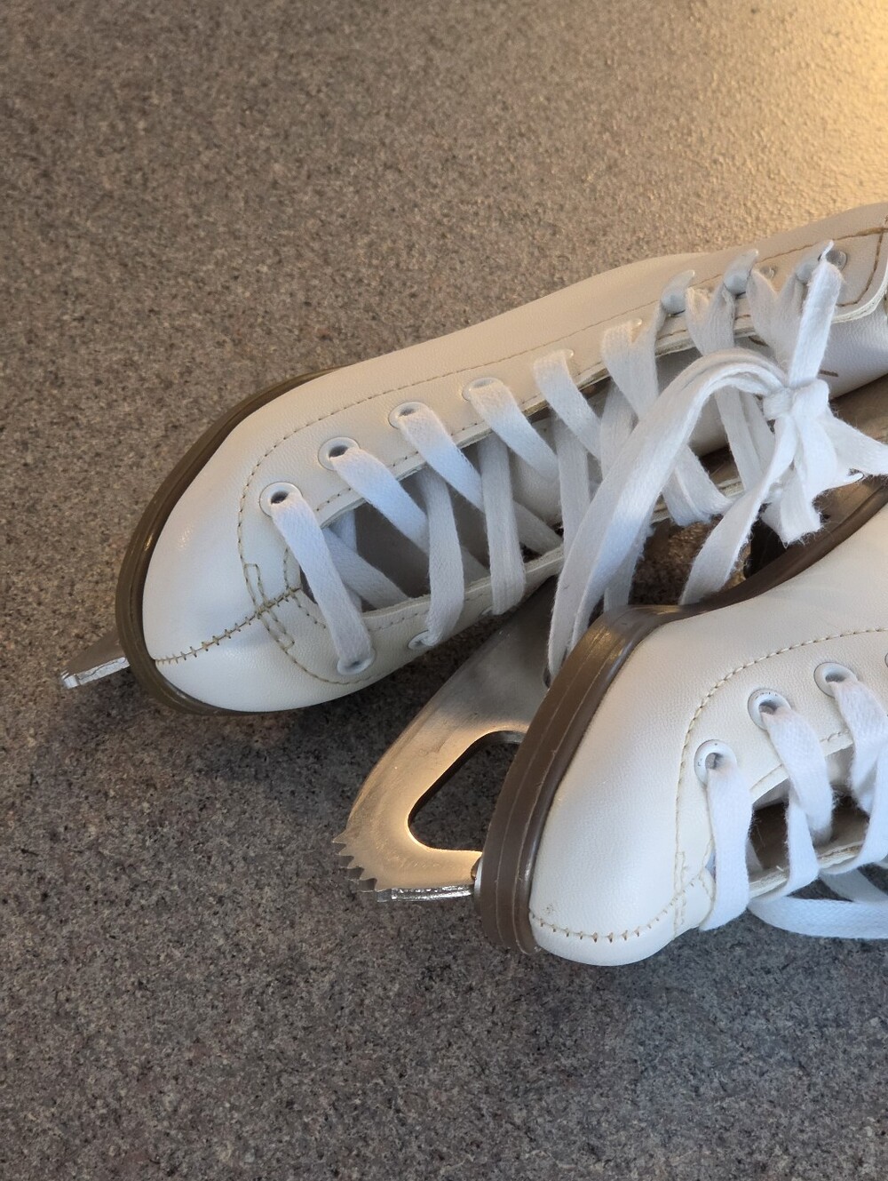 Girl's Figure Skates - Picture 3 of 5